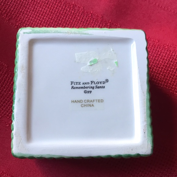 "Remembering Santa" Lidded Box (2.5") - Picture 11 of 15